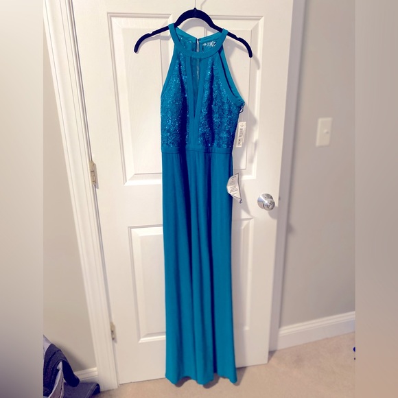 Gorgeous Teal floor length gown, beautiful embroidered detail - Picture 3 of 6